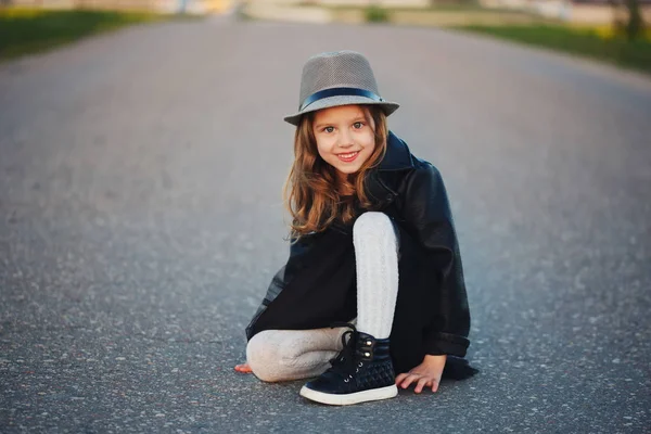 Beautiful girl modern fashionable look — Stock Photo, Image