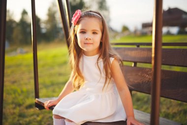 salıncaklar genç mutlu kız