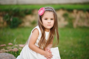 uzun saçlı genç güzel kız