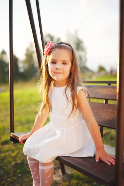 Jeune fille heureuse sur les balançoires — Photo