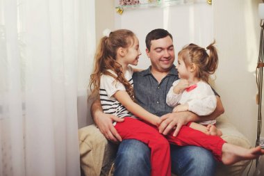 Babası ve kızı evde.