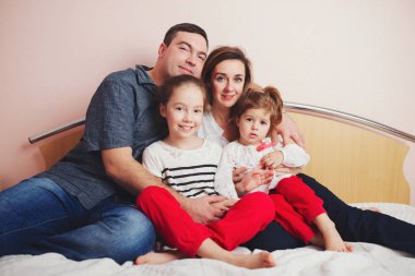 evde yatakta yatan genç aile