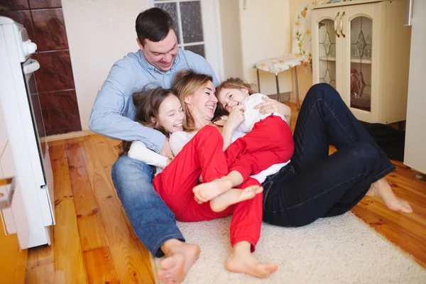Lycklig familj hemma på golvet — Stockfoto