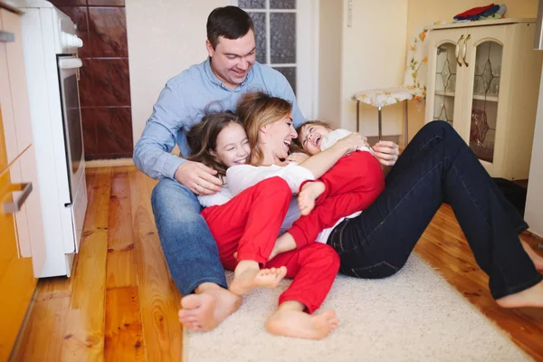 Familia feliz en casa en el suelo —  Fotos de Stock