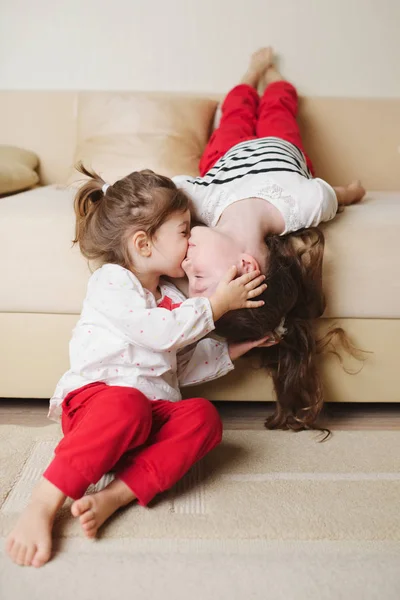 Niñas lindas en el sofá al revés — Foto de Stock