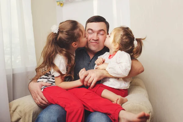 Padre con hija en casa —  Fotos de Stock