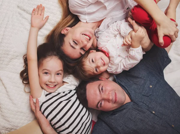 Junge Familie liegt zu Hause im Bett — Stockfoto