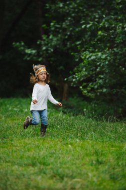Kızılderili oynarken küçük komik çocuk