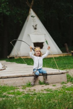 Kızılderili oynarken küçük kız