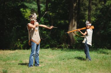 Kızılderili oynarken küçük komik çocuk