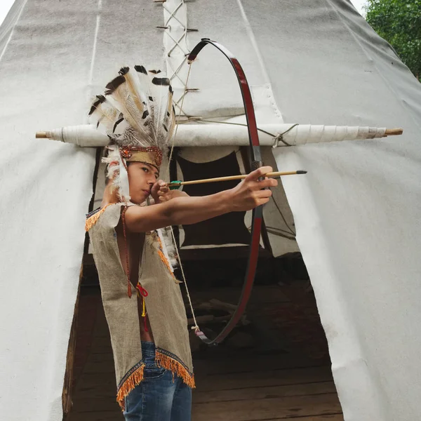 Piccolo divertente ragazzo giocare nativo americano — Foto Stock