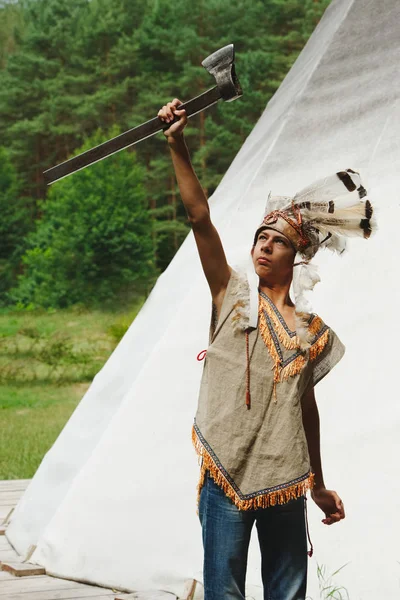 Mały chłopiec śmieszne gry Indianki — Zdjęcie stockowe