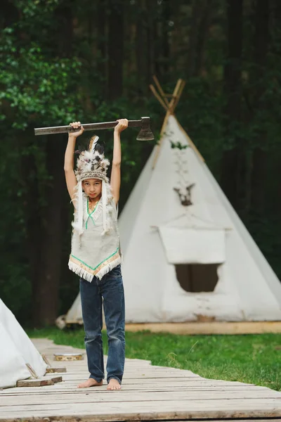 Kleiner lustiger Junge spielt Indianer — Stockfoto