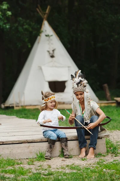 Gelukkige kinderen spelen Indiaanse — Stockfoto