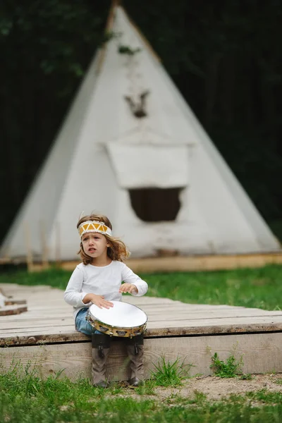 Pequeña chica divertida jugando nativo americano — Foto de Stock