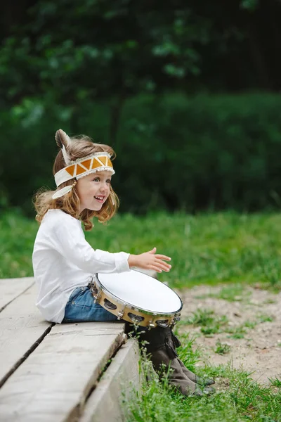 Маленькая смешная девочка играет коренного американца — стоковое фото