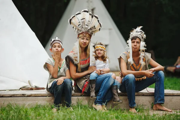 Niños felices jugando nativo americano —  Fotos de Stock