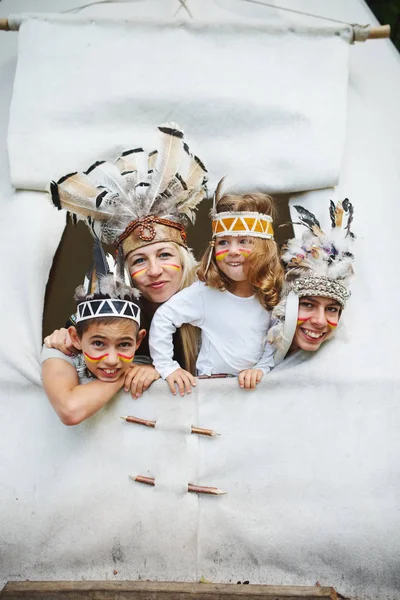 Niños felices jugando nativo americano — Foto de Stock