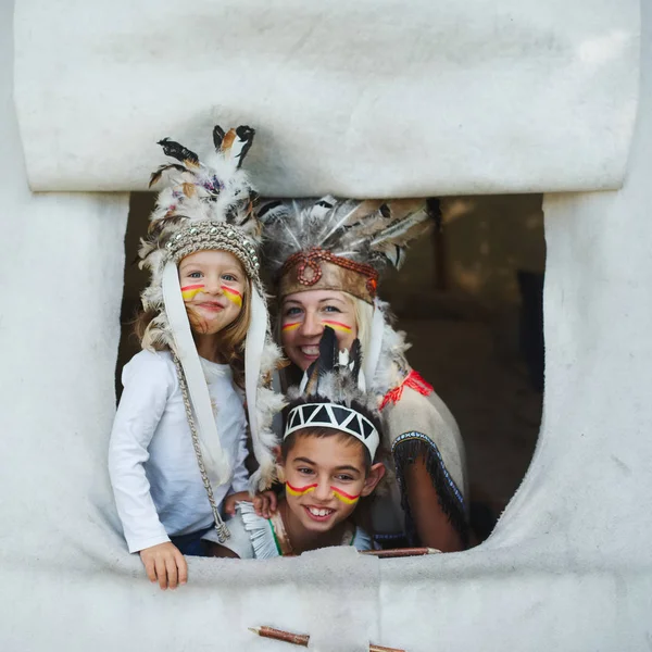 Bambini felici che giocano nativi americani — Foto Stock