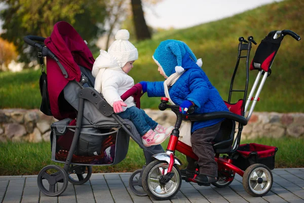 Jongen en meisje ontmoette in kinderwagens — Stockfoto