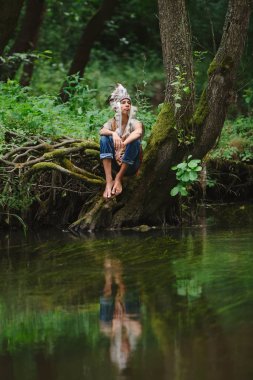 Kızılderili oynarken küçük komik çocuk