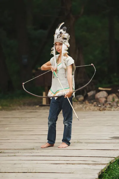 Kleiner lustiger Junge spielt Indianer — Stockfoto