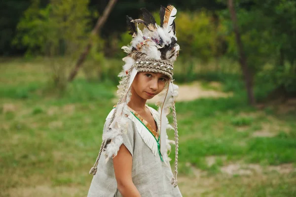 Liten rolig pojke leker indianer — Stockfoto