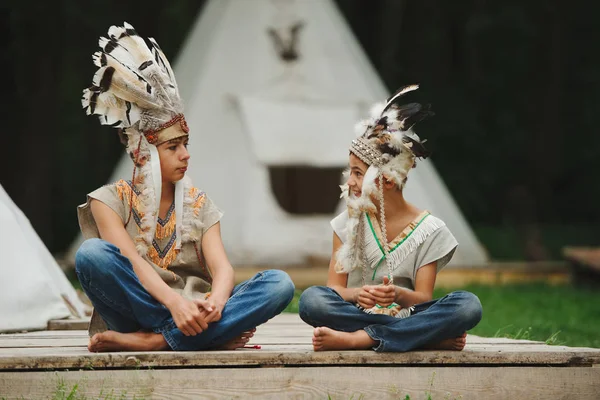 Szczęśliwe dzieci bawiące się Indianki — Zdjęcie stockowe