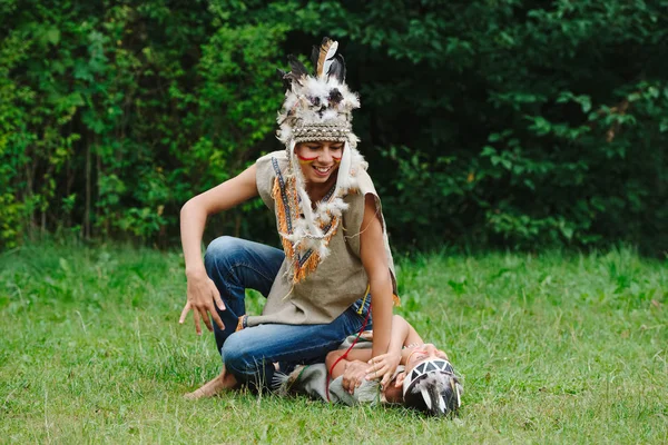 Niños felices jugando nativo americano — Foto de Stock