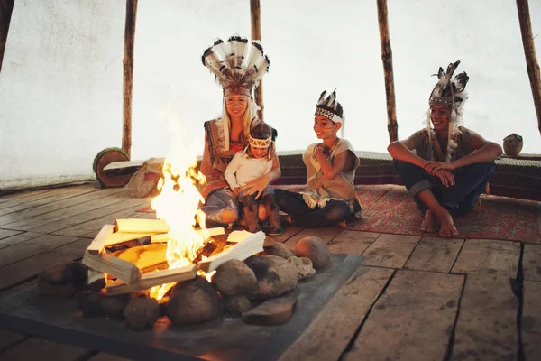 Bambini felici che giocano nativi americani — Foto Stock
