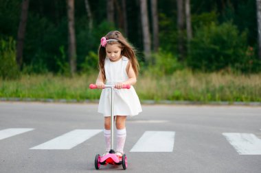 yolda scooter ile güzel kız