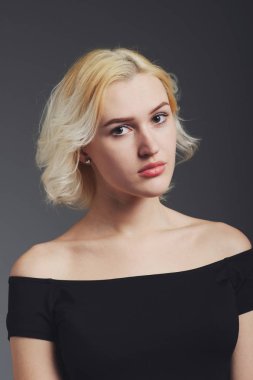 güzel sarışın kız stüdyoda poz
