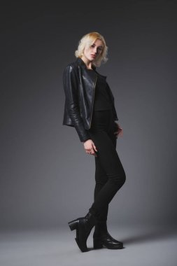 güzel sarışın kız stüdyoda poz