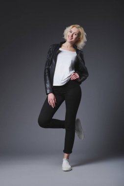 güzel sarışın kız stüdyoda poz