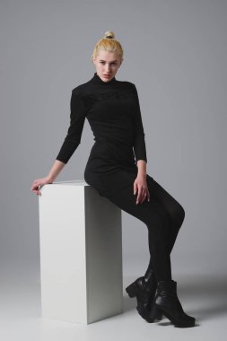 güzel sarışın kız stüdyoda poz