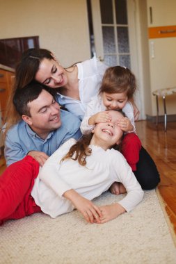 yerdeki mutlu aile evde