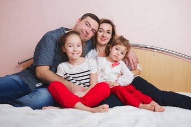 evde yatakta yatan genç aile