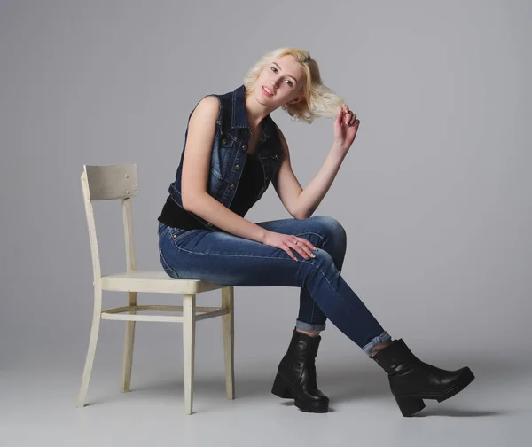 Vacker blond flicka poserar i studio — Stockfoto
