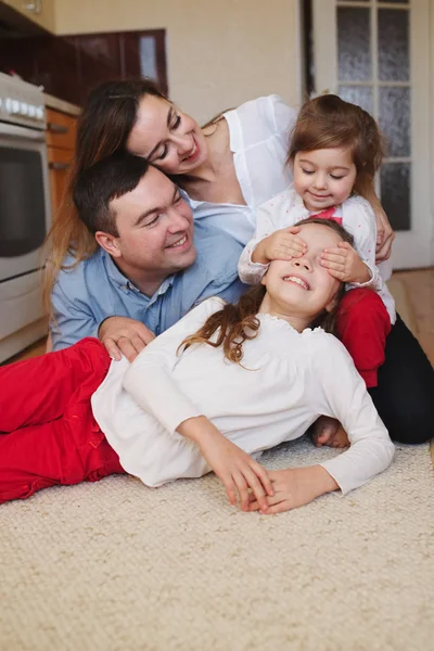 Ευτυχισμένη οικογένεια στο σπίτι στο πάτωμα — Φωτογραφία Αρχείου