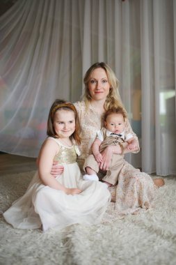 Anne ile kızı ve oğlu evde