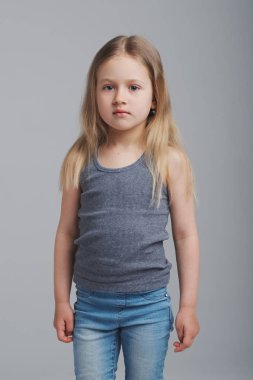 küçük kız stüdyo portre gri arka plan üzerinde