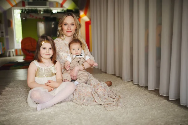 Mãe com filha e filho em casa — Fotografia de Stock