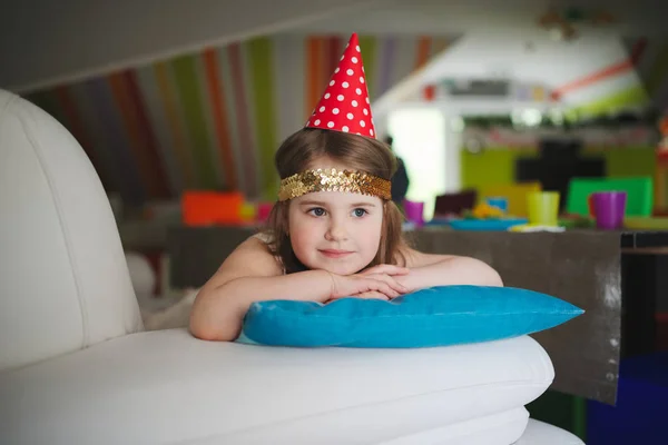 Niña mintiendo y soñando — Foto de Stock