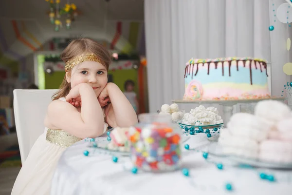 Menina com bolo de aniversário em casa — Fotografia de Stock