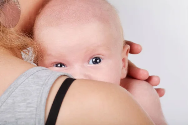 Cute noworodka na ramieniu matek — Zdjęcie stockowe