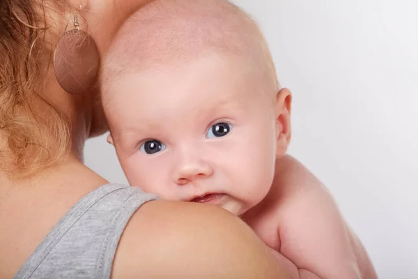 Lindo bebé recién nacido en el hombro de las madres — Foto de Stock