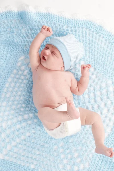 Söpö vastasyntynyt vauva peitossa — kuvapankkivalokuva