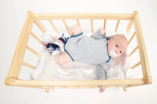 Söta nyfödda baby i trä säng — Stockfoto