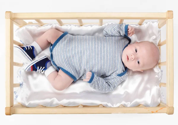 Bebê recém-nascido bonito na cama de madeira — Fotografia de Stock