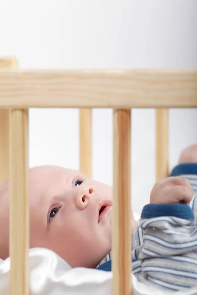 Carino neonato in letto di legno — Foto Stock